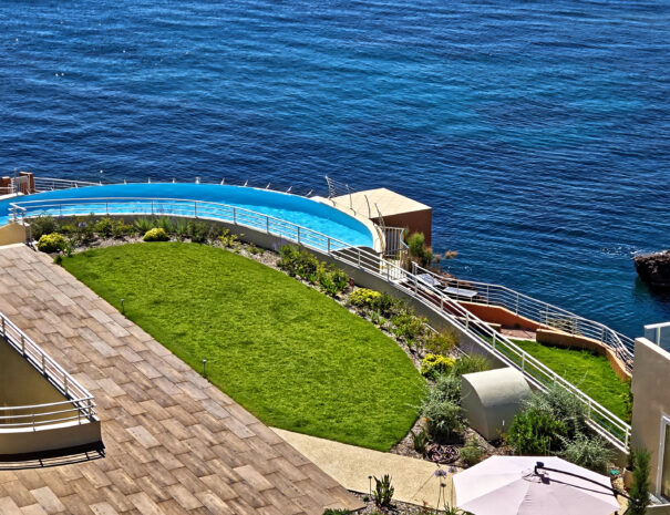 Piscine à débordement sur la mer résidence Cap Nérée 225